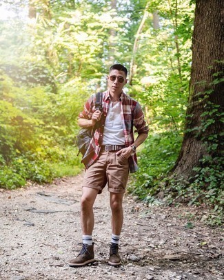 Comment porter un short marron quand il fait chaud