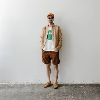 Comment porter un short marron quand il fait chaud