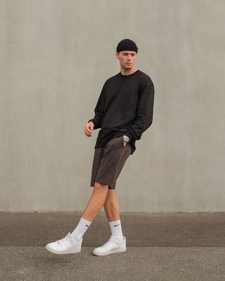Comment porter un short marron quand il fait chaud