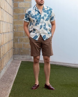 Comment porter un short marron en été à 30 ans