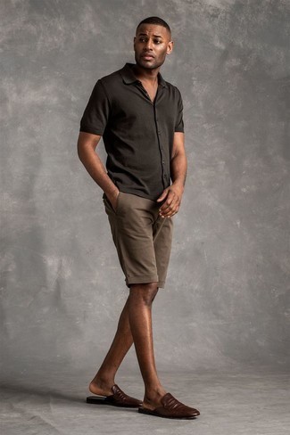 Comment porter un short marron en été à 30 ans