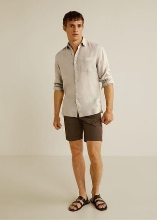 Comment porter un short marron quand il fait chaud