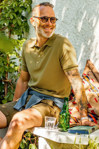 Comment porter un short marron quand il fait chaud après 40 ans