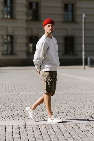 Comment porter un short marron quand il fait chaud