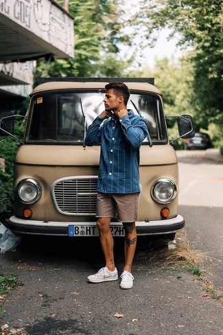 Comment porter un short marron quand il fait chaud