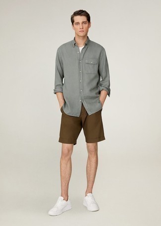 Comment porter un short marron quand il fait chaud