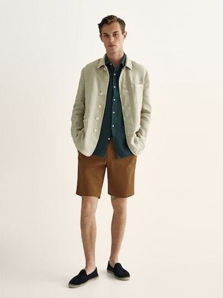 Comment porter un short marron en été à 30 ans