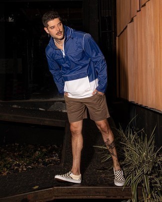 Comment porter un short marron en été à 30 ans
