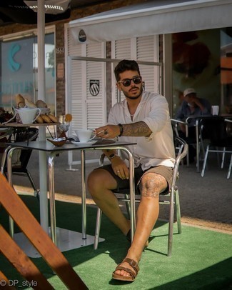 Comment porter un short marron quand il fait chaud