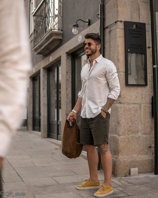 Comment porter un short marron quand il fait chaud