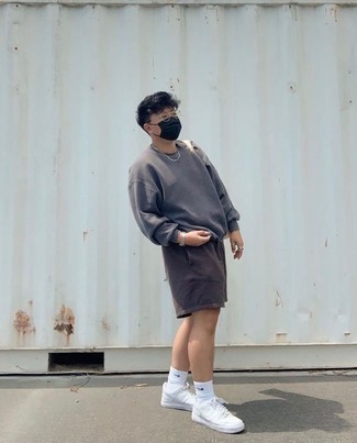 Comment porter un short marron quand il fait chaud