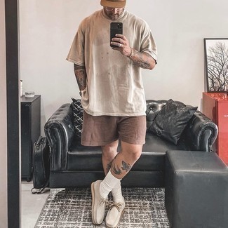 Comment porter un short marron quand il fait chaud