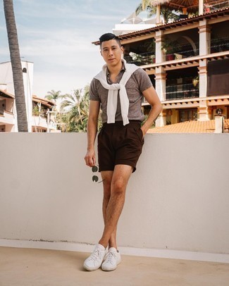 Comment porter un short marron quand il fait chaud