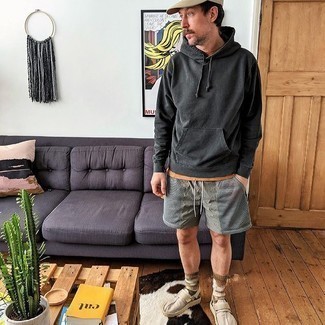 Comment porter des chaussettes marron pour un style relax