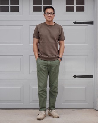 Comment porter des chaussettes marron pour un style decontractés quand il fait chaud