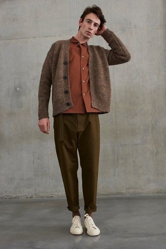 Comment porter des chaussettes marron pour un style decontractés au printemps