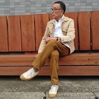 Comment porter des chaussettes marron pour un style decontractés quand il fait chaud