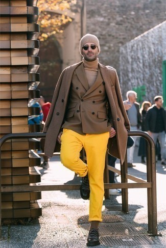 Comment porter des chaussettes marron pour un style chic decontractés quand il fait froid