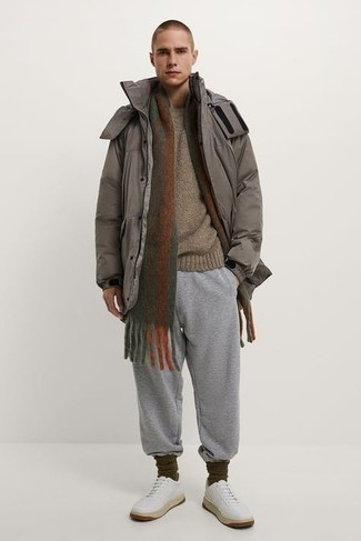Comment porter des chaussettes marron pour un style decontractés quand il fait froid
