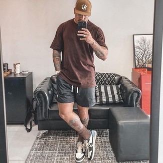 Comment porter des chaussettes marron pour un style relax