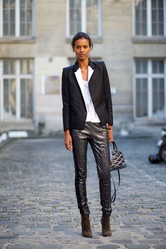 Comment porter des bottines en daim marron