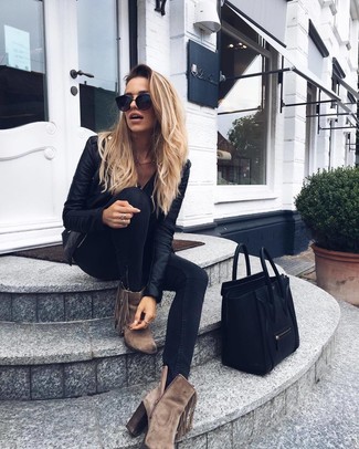 Comment porter des bottines en daim marron