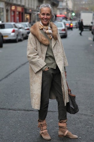 Comment porter des bottines en daim marron
