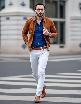 Comment porter un blouson aviateur en daim marron avec un jean blanc