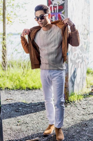 Comment porter un blouson aviateur en daim marron avec un jean blanc