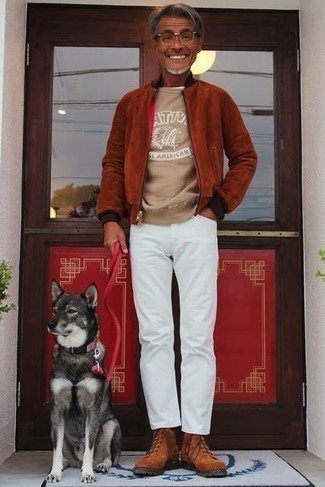 Comment porter un blouson aviateur en daim marron avec un jean blanc