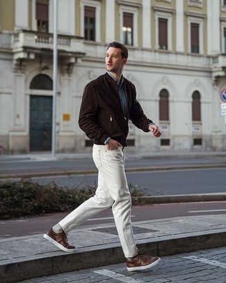 Comment porter un blouson aviateur en daim marron avec un jean blanc