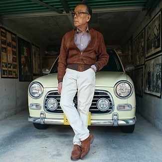 Comment porter un blouson aviateur en daim marron avec un jean blanc