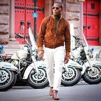 Comment porter un blouson aviateur en daim marron avec un jean blanc