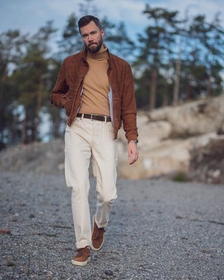 Comment porter un blouson aviateur en daim marron avec un jean blanc