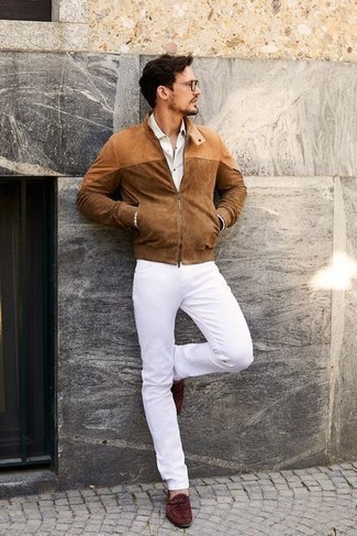 Comment porter un blouson aviateur en daim marron avec un jean blanc