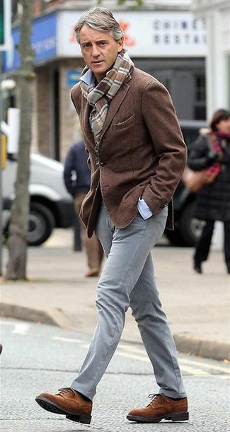 Comment porter des chaussures brogues en daim marron quand il fait chaud