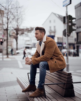 Comment porter des bottes de loisirs en daim marron pour un style decontractés