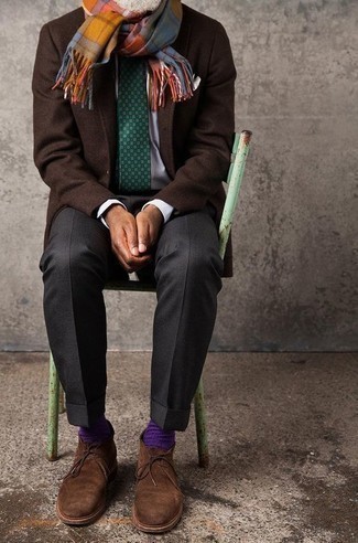 Comment porter des bottines chukka en daim marron avec un blazer en laine marron