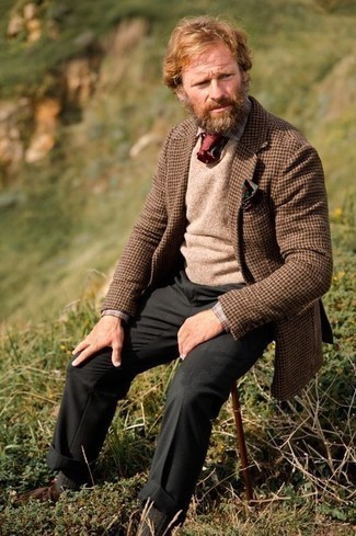 Comment porter des bottines chukka en daim marron avec un blazer en laine marron