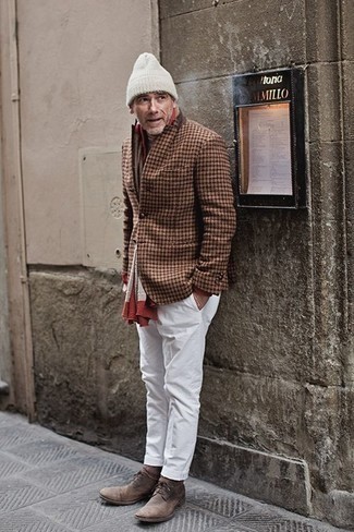 Comment porter des bottines chukka en daim marron avec un blazer en laine marron