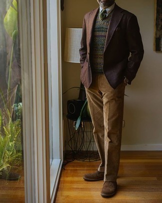 Comment porter des bottines chukka en daim marron avec un blazer en laine marron