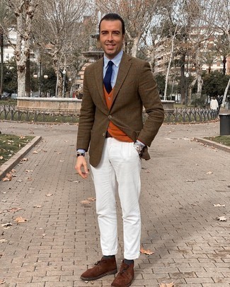 Comment porter des bottines chukka en daim marron avec un blazer en laine marron