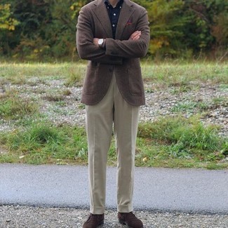 Comment porter des bottines chukka en daim marron avec un blazer en laine marron