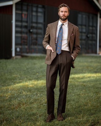 Comment porter des bottines chukka en daim marron avec un blazer en laine marron au printemps