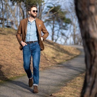 Comment porter des bottines chukka en daim marron avec un blazer en laine marron