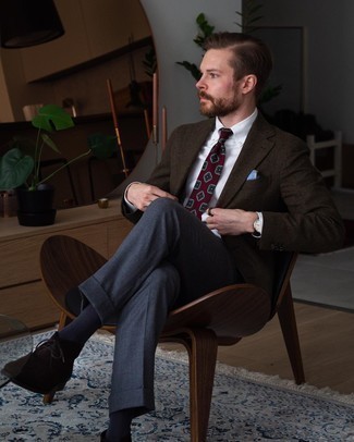 Comment porter des bottines chukka en daim marron avec un blazer en laine marron au printemps