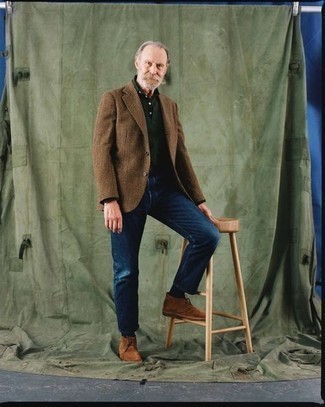 Comment porter des bottines chukka en daim marron avec un blazer en laine marron