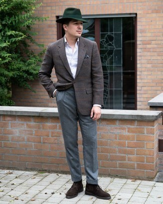 Comment porter des bottines chukka en daim marron avec un blazer en laine marron au printemps