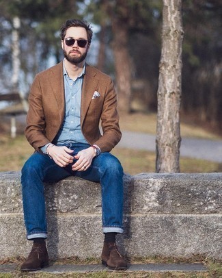 Comment porter des bottines chukka en daim marron avec un blazer en laine marron