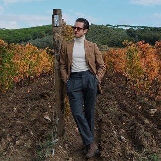 Comment porter des bottines chukka en daim marron avec un blazer en laine marron au printemps